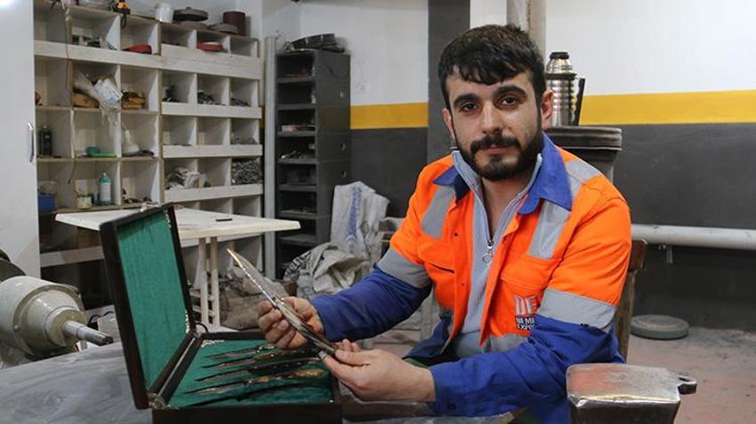 Sivaslı usta boynuzlardan servet kazandı! Dizilerden ilham alıp üretmeye başladı şimdi siparişlere yetişemiyor