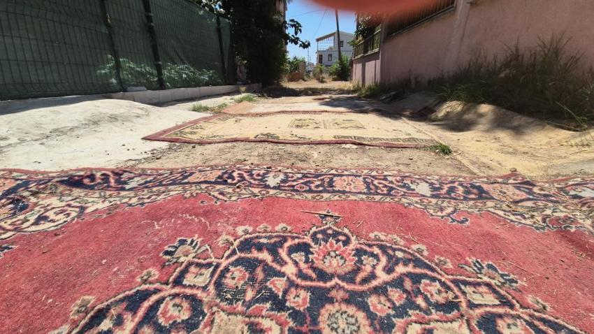Yıllardır çözüm beklediler, çareyi halıda buldular! Tekirdağ'da vatandaş isyan etti: Yetkililer duysun diye yaptık'