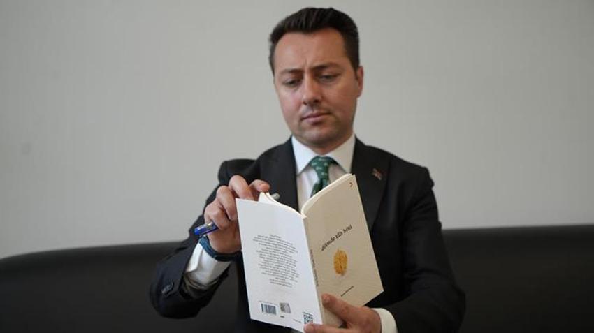 36 yaşında 8 üniversite bitirdi, 9 şiir kitabı yazdı! Bayburt'un 'Dahi Müdürü' gençlere ilham oluyor