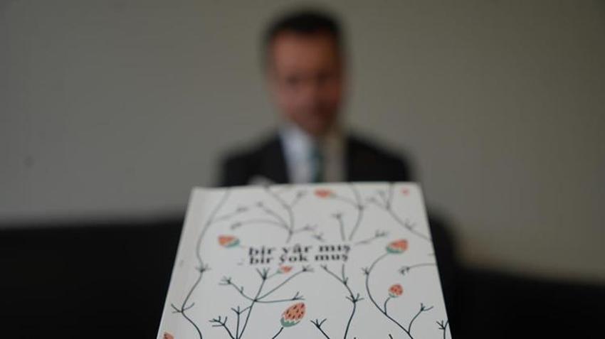 36 yaşında 8 üniversite bitirdi, 9 şiir kitabı yazdı! Bayburt'un 'Dahi Müdürü' gençlere ilham oluyor