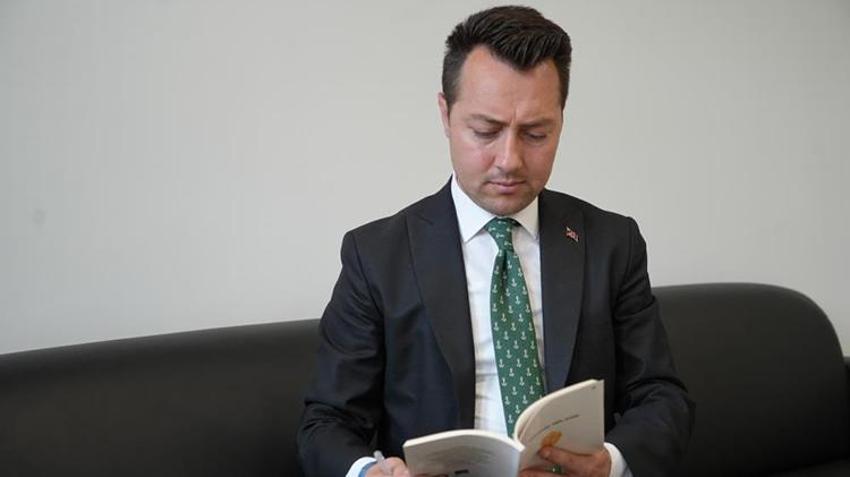 36 yaşında 8 üniversite bitirdi, 9 şiir kitabı yazdı! Bayburt'un 'Dahi Müdürü' gençlere ilham oluyor