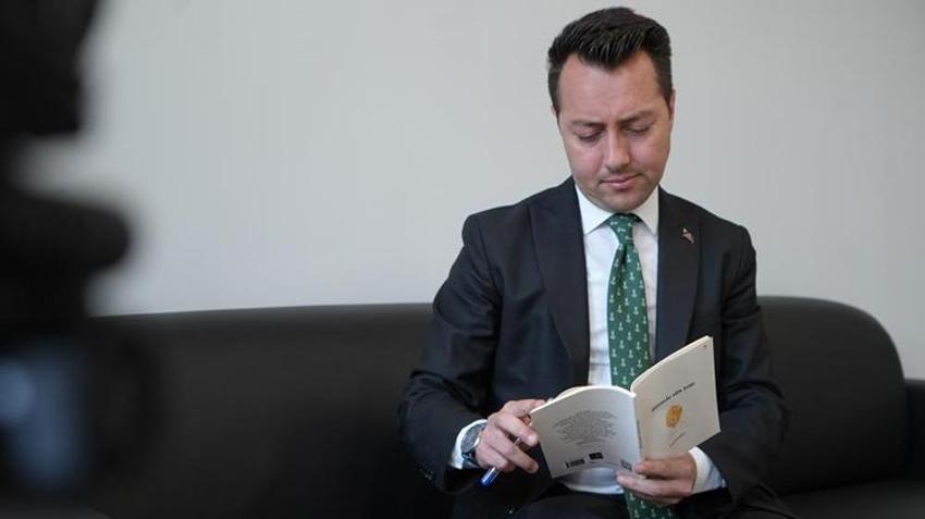 36 yaşında 8 üniversite bitirdi, 9 şiir kitabı yazdı! Bayburt'un 'Dahi Müdürü' gençlere ilham oluyor