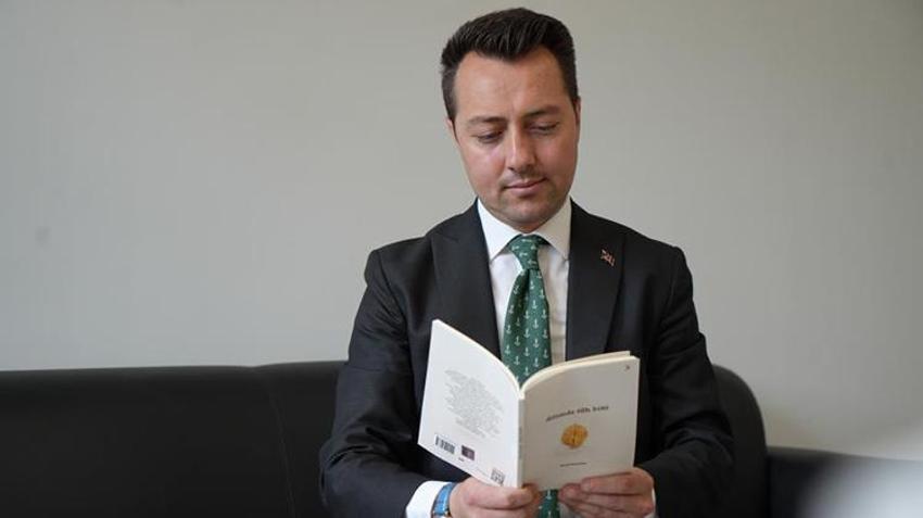 36 yaşında 8 üniversite bitirdi, 9 şiir kitabı yazdı! Bayburt'un 'Dahi Müdürü' gençlere ilham oluyor