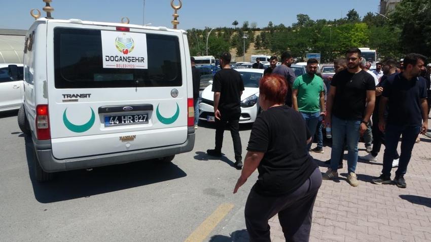 Malatya'da Tesla kazasında araç ikiye bölündü: İki hemşire can verdi