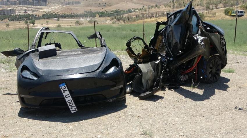 Malatya'da Tesla kazasında araç ikiye bölündü: İki hemşire can verdi