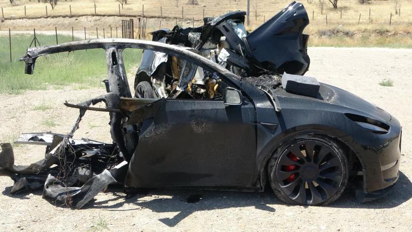 Malatya'da Tesla kazasında araç ikiye bölündü: İki hemşire can verdi