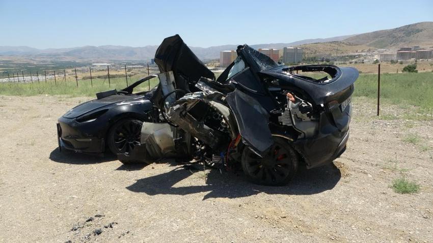 Malatya'da Tesla kazasında araç ikiye bölündü: İki hemşire can verdi