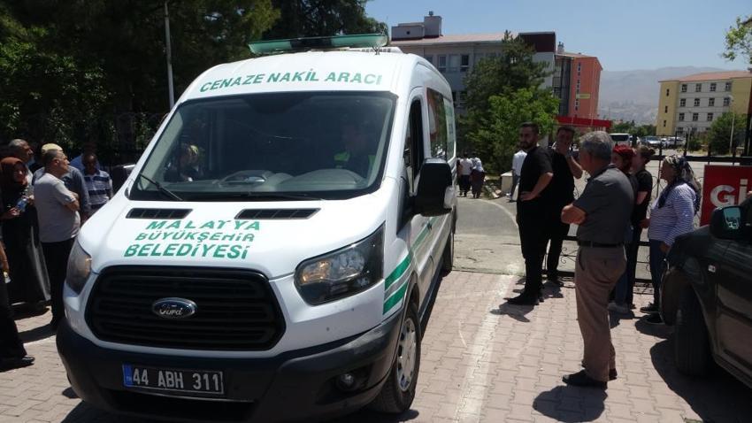Malatya'da Tesla kazasında araç ikiye bölündü: İki hemşire can verdi