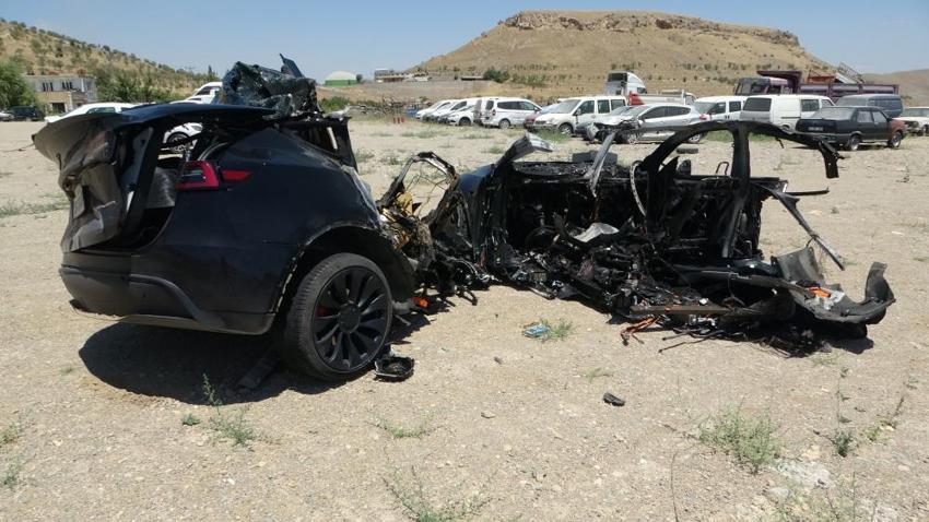 Malatya'da Tesla kazasında araç ikiye bölündü: İki hemşire can verdi