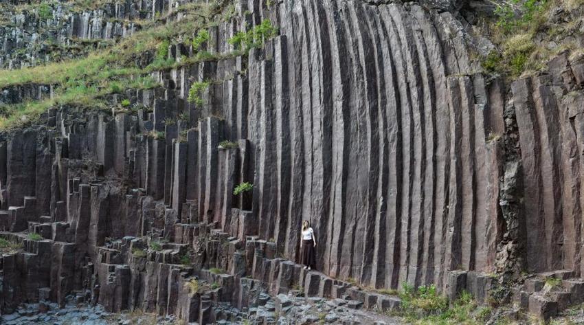 Artvin'de şerit şerit sanki bıçakla kesilmiş gibi! Ziyaretçi akınına uğruyor