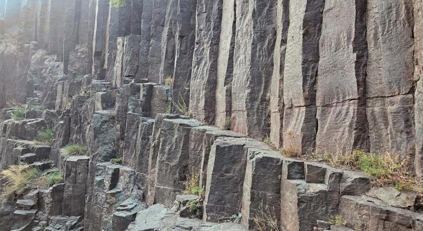 Artvin'de şerit şerit sanki bıçakla kesilmiş gibi! Ziyaretçi akınına uğruyor