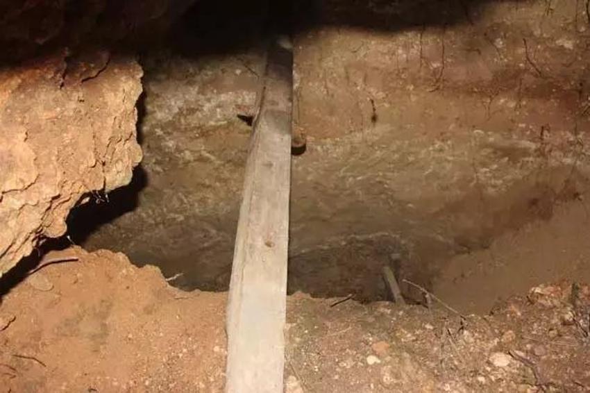 Köylüler cesaret edip bakamadı: Adana'da polis kazı yerindeki oyuğun içinde gördü! 26 adet ortaya saçıldı