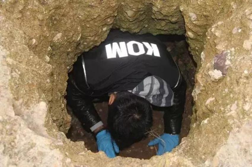 Köylüler cesaret edip bakamadı: Adana'da polis kazı yerindeki oyuğun içinde gördü! 26 adet ortaya saçıldı