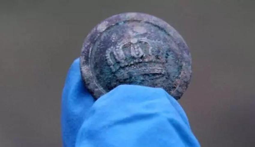 Köylüler cesaret edip bakamadı: Adana'da polis kazı yerindeki oyuğun içinde gördü! 26 adet ortaya saçıldı