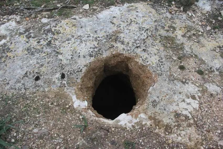 Köylüler cesaret edip bakamadı: Adana'da polis kazı yerindeki oyuğun içinde gördü! 26 adet ortaya saçıldı