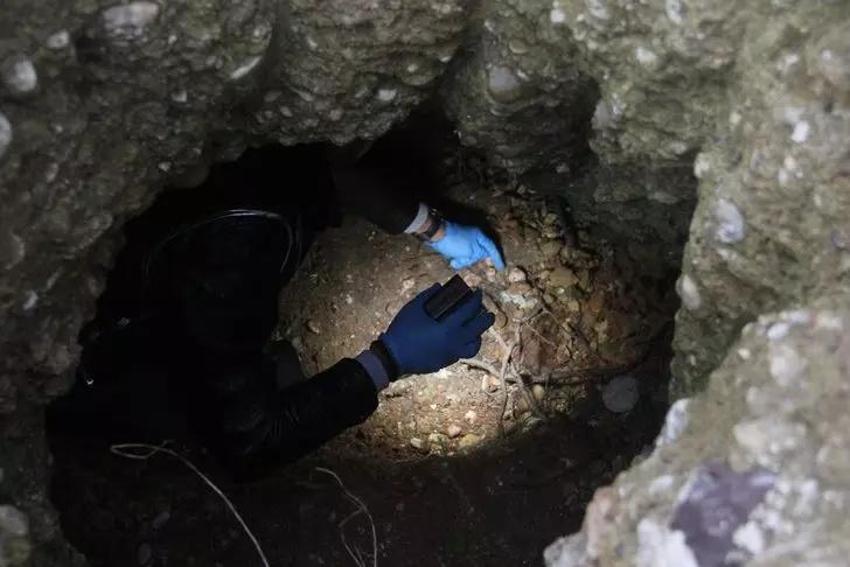 Köylüler cesaret edip bakamadı: Adana'da polis kazı yerindeki oyuğun içinde gördü! 26 adet ortaya saçıldı