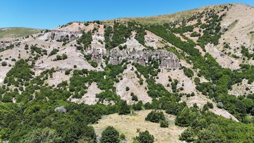 Sivas'ta esrarengiz yapı! Görüntüsü peri bacalarını andırıyor, efsanesi dilden dile dolaşıyor; ‘Allah'ım beni taş kestir beni bu köye gelin etme'