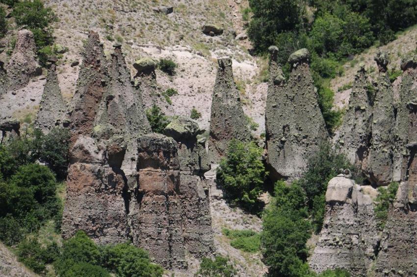 Sivas'ta esrarengiz yapı! Görüntüsü peri bacalarını andırıyor, efsanesi dilden dile dolaşıyor; ‘Allah'ım beni taş kestir beni bu köye gelin etme'