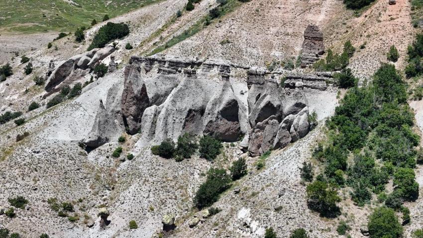 Sivas'ta esrarengiz yapı! Görüntüsü peri bacalarını andırıyor, efsanesi dilden dile dolaşıyor; ‘Allah'ım beni taş kestir beni bu köye gelin etme'