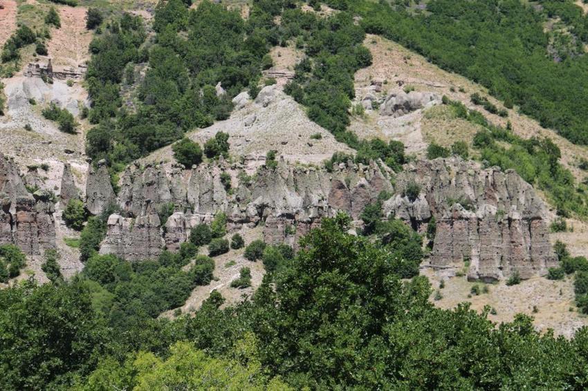 Sivas'ta esrarengiz yapı! Görüntüsü peri bacalarını andırıyor, efsanesi dilden dile dolaşıyor; ‘Allah'ım beni taş kestir beni bu köye gelin etme'