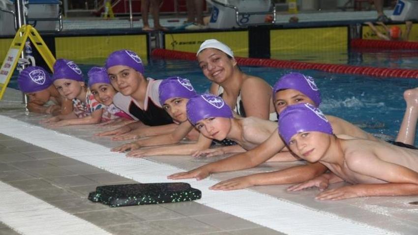 Denizi olmayan şehirde günde 3 bin kişi yüzme öğreniyor!