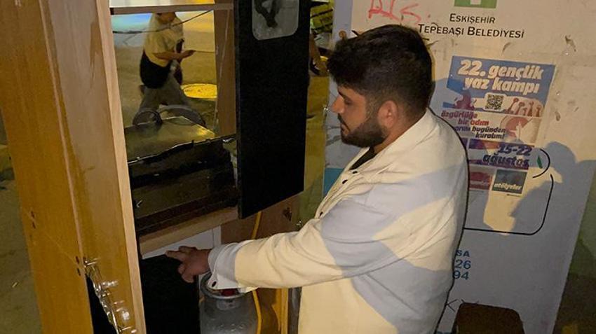 Eskişehir'de duygulandıran manzara! İki genç hayata ikinci el gardıropla bağlandı