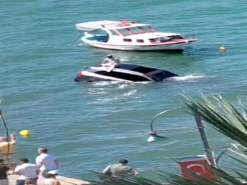 Arabasıyla deniz uçtu: Balıkesir'de otomobilin tavanına oturup yardım bekledi