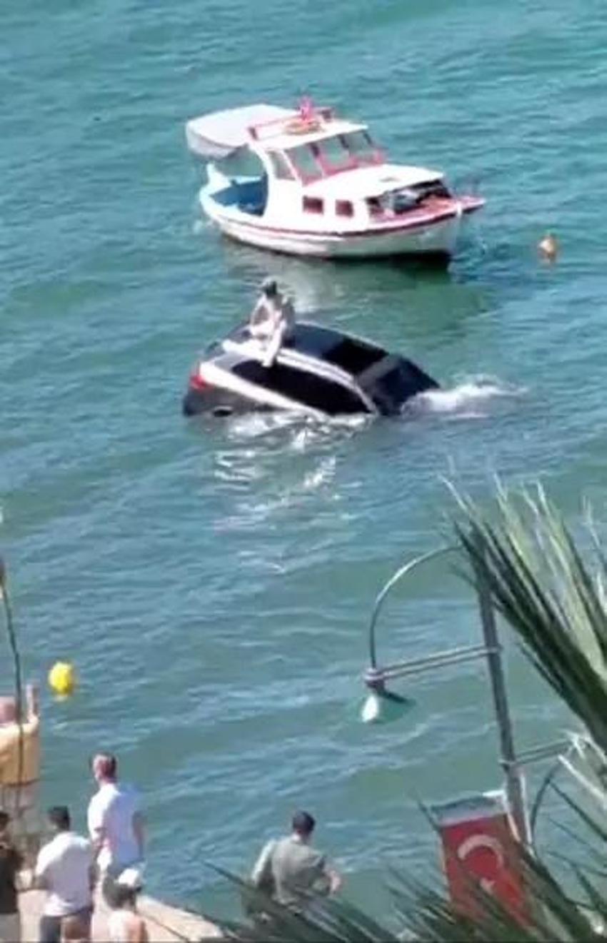 Arabasıyla deniz uçtu: Balıkesir'de otomobilin tavanına oturup yardım bekledi