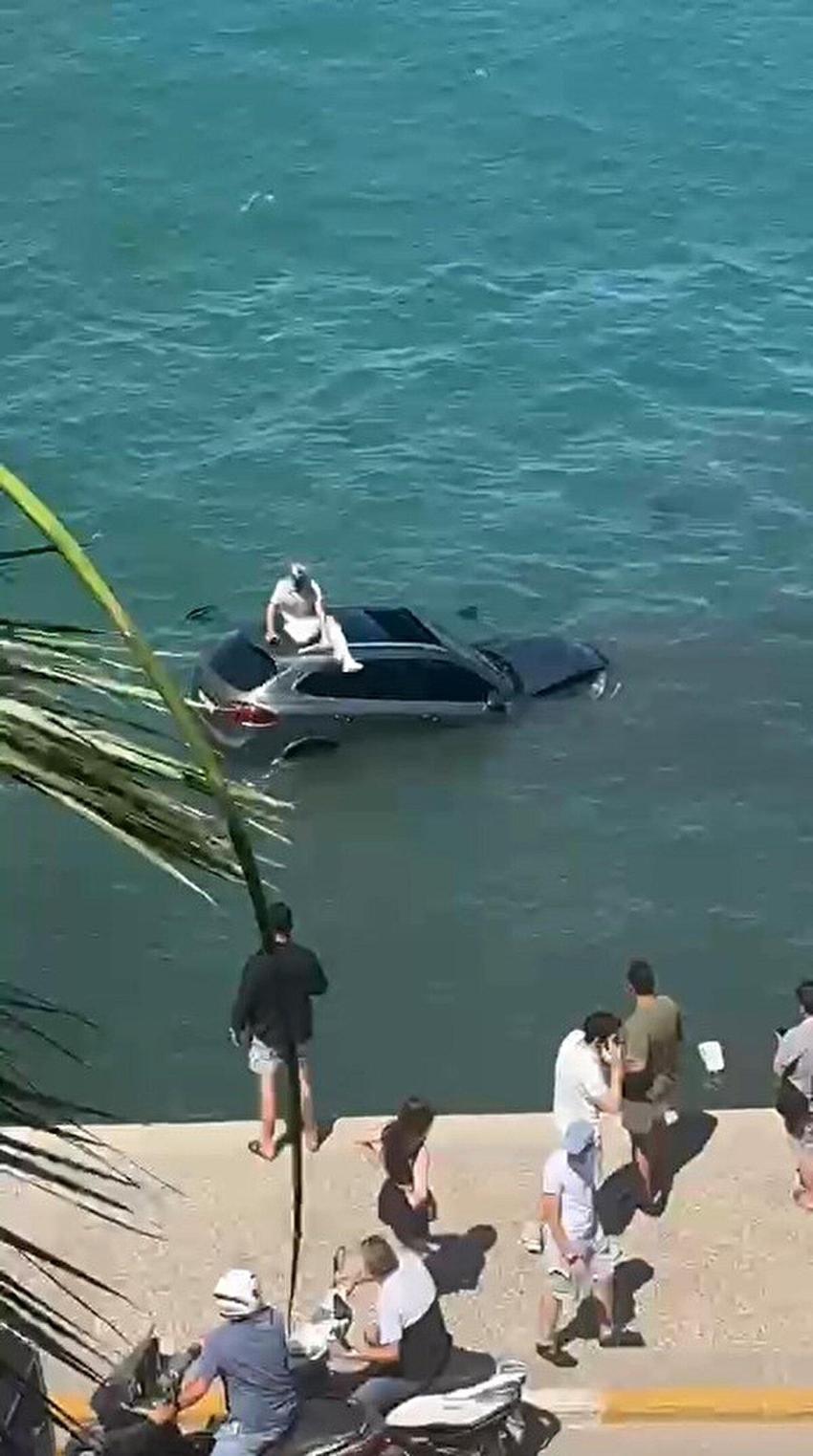 Arabasıyla deniz uçtu: Balıkesir'de otomobilin tavanına oturup yardım bekledi