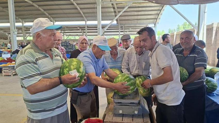 Kütahya'da peşin satan pazarcı rahatlığı! Fiyatı indirdi 17 tonu 2 saatte sattı