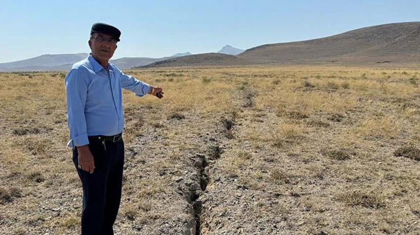 Konya'da köylüler tedirgin! Yarıklar her geçen gün biraz daha büyüyor