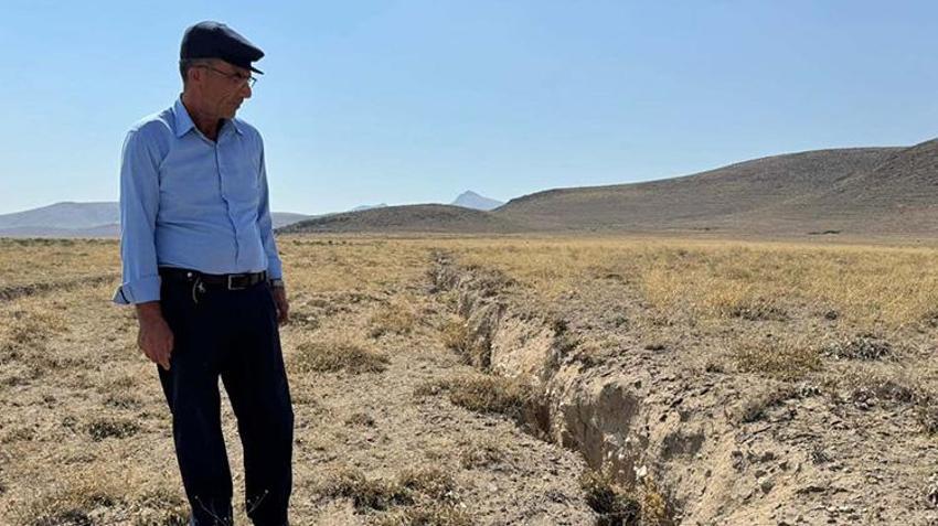 Konya'da köylüler tedirgin! Yarıklar her geçen gün biraz daha büyüyor