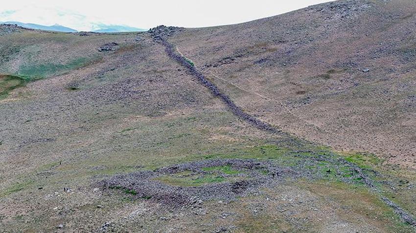 Van'da tarih yeniden yazılacak! 3 bin rakımlı yaylada 50 odalı kale ve sur bulundu