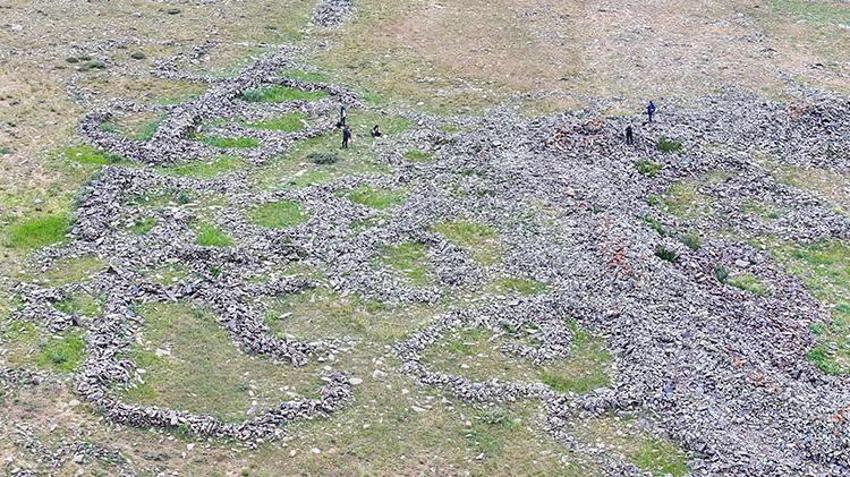 Van'da tarih yeniden yazılacak! 3 bin rakımlı yaylada 50 odalı kale ve sur bulundu