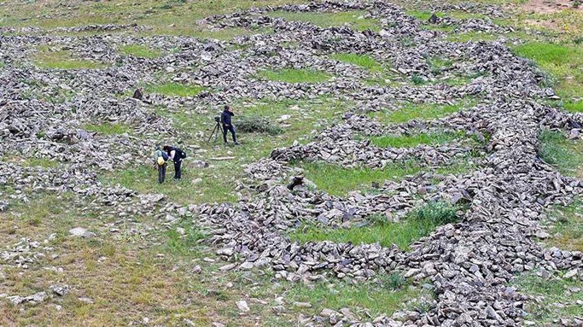 Van'da tarih yeniden yazılacak! 3 bin rakımlı yaylada 50 odalı kale ve sur bulundu