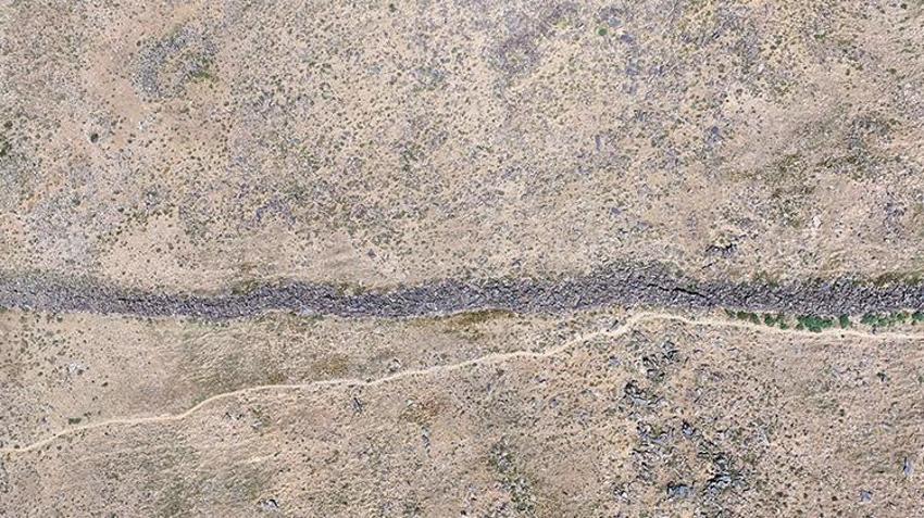 Van'da tarih yeniden yazılacak! 3 bin rakımlı yaylada 50 odalı kale ve sur bulundu