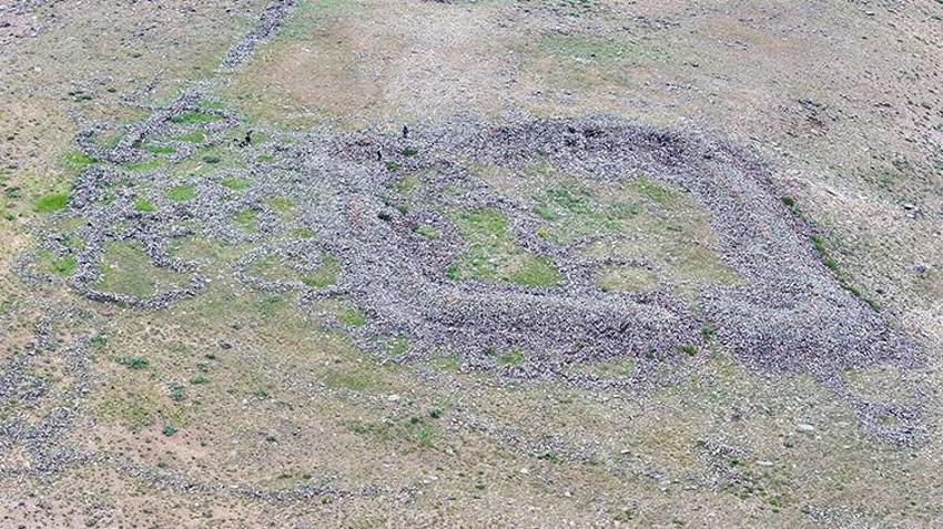 Van'da tarih yeniden yazılacak! 3 bin rakımlı yaylada 50 odalı kale ve sur bulundu