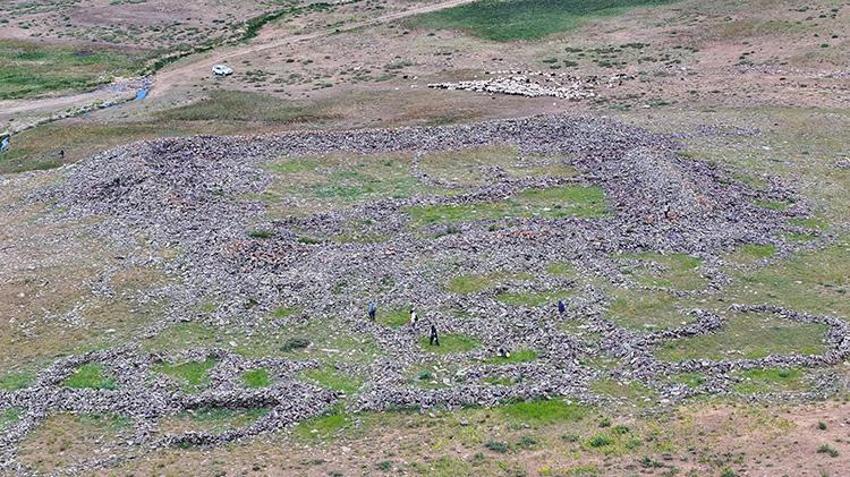 Van'da tarih yeniden yazılacak! 3 bin rakımlı yaylada 50 odalı kale ve sur bulundu