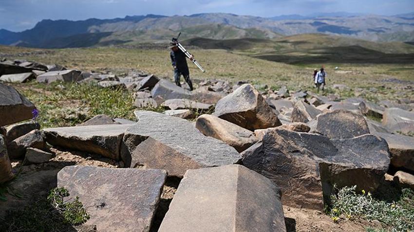 Van'da tarih yeniden yazılacak! 3 bin rakımlı yaylada 50 odalı kale ve sur bulundu