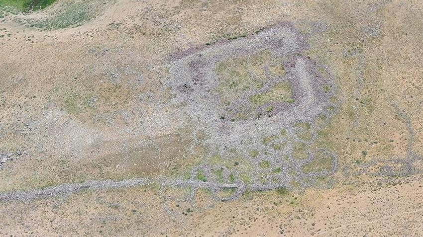 Van'da tarih yeniden yazılacak! 3 bin rakımlı yaylada 50 odalı kale ve sur bulundu