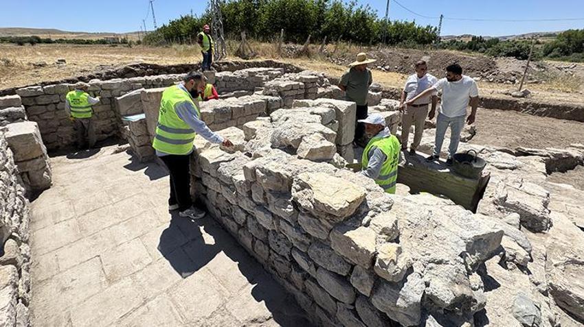 Elazığlı vatandaşın tarlasından hazine fışkırdı! Fidan dikmek için açtığı çukur yeraltı şehrine kapı oldu