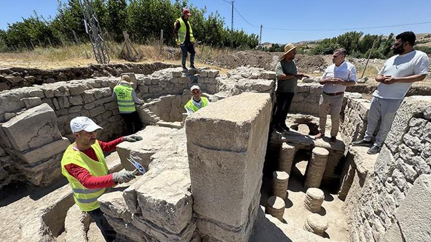 Elazığlı vatandaşın tarlasından hazine fışkırdı! Fidan dikmek için açtığı çukur yeraltı şehrine kapı oldu