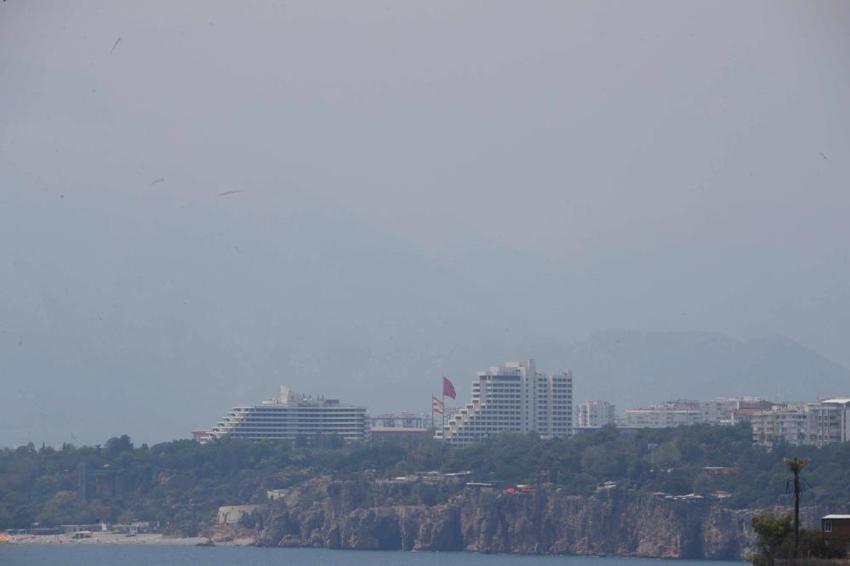Yüzde 85 nem oranı dağı ortadan kaldırdı: Antalya'da manzarayı görenler şaşırdı