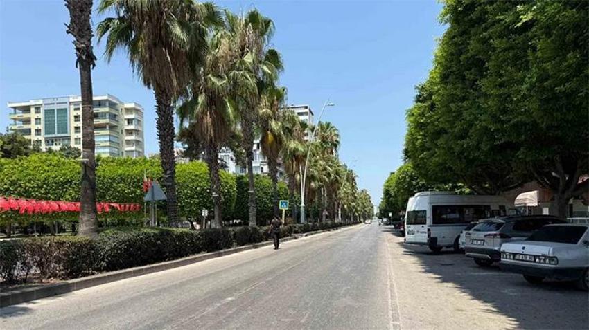 Adana'da sıcaklık 42 dereceyi buldu, sokaklar hayalet kente döndü!