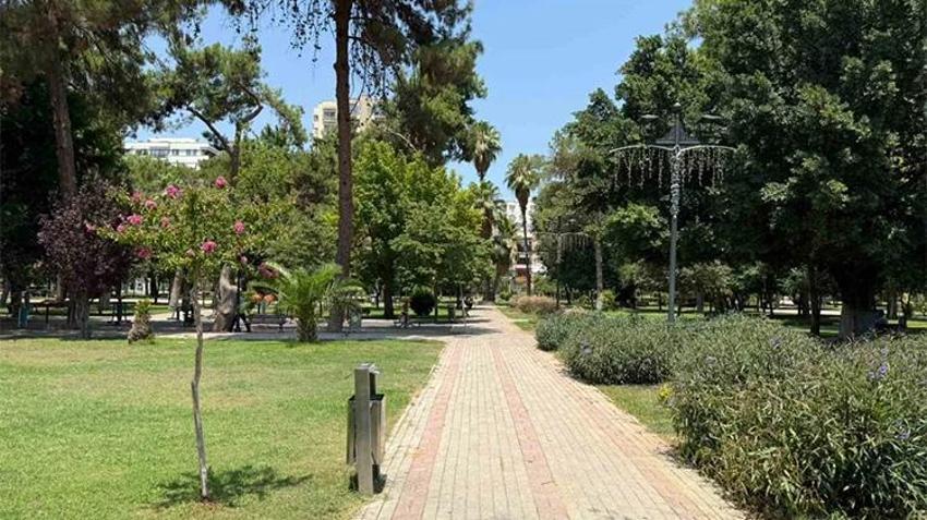Adana'da sıcaklık 42 dereceyi buldu, sokaklar hayalet kente döndü!