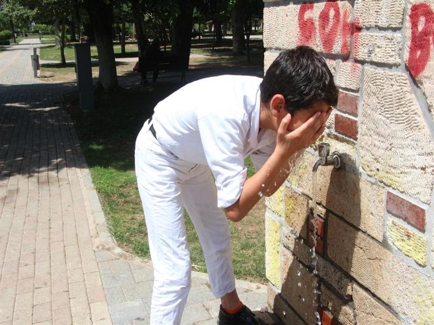 Bir şehir efsanesi: Terliyken soğuk su içme, hasta olursun!