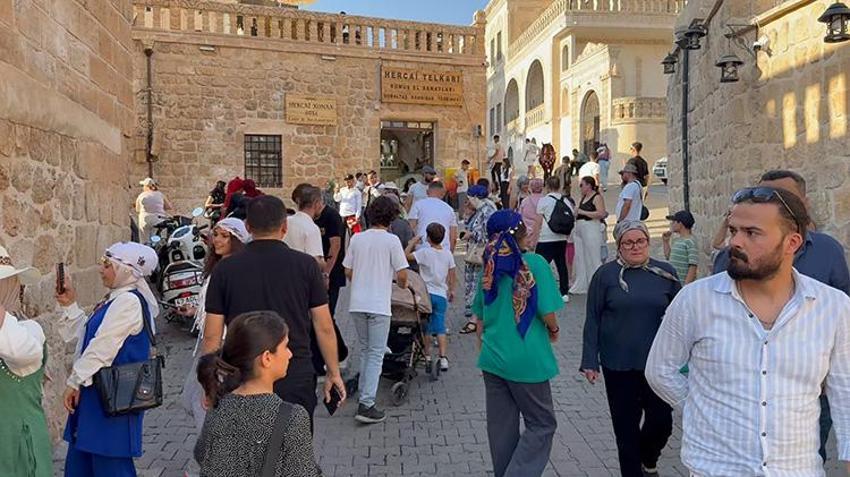 Aynı dizilerdeki gibi! Mardin'in eşsiz güzelliği sıcağa rağmen turist akınına uğruyor