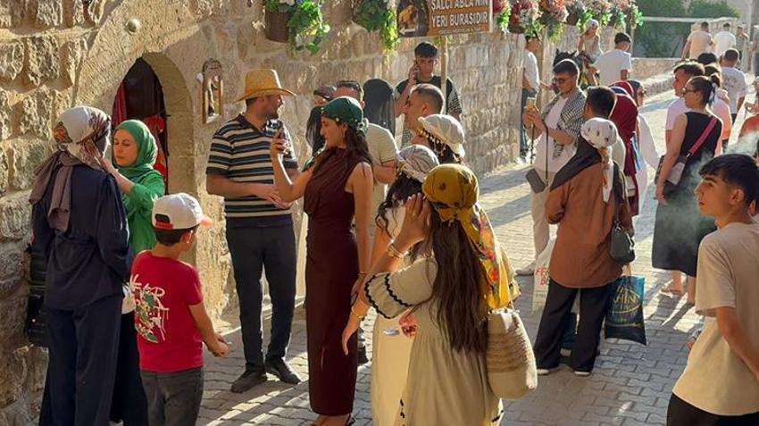 Aynı dizilerdeki gibi! Mardin'in eşsiz güzelliği sıcağa rağmen turist akınına uğruyor
