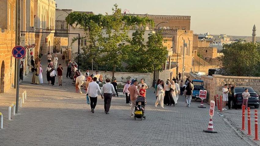 Aynı dizilerdeki gibi! Mardin'in eşsiz güzelliği sıcağa rağmen turist akınına uğruyor