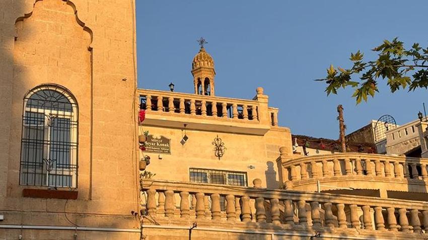 Aynı dizilerdeki gibi! Mardin'in eşsiz güzelliği sıcağa rağmen turist akınına uğruyor